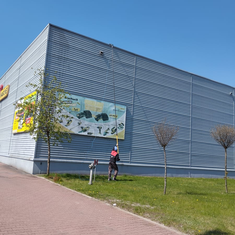 Mycie elewacji marketu budowlanego