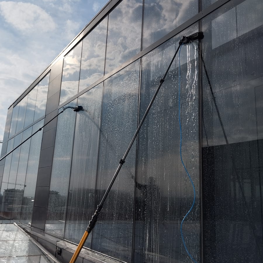 Mycie fasady tyczką w słonecznym świetle