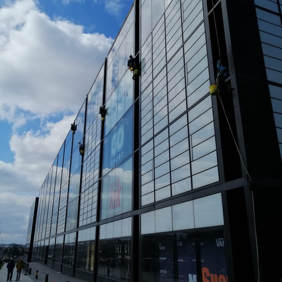Mycie fasady centrum handlowego — alpinizm przemysłowy