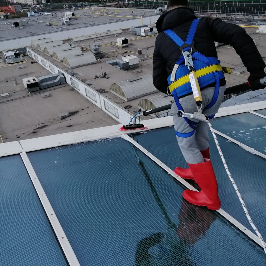 Mycie fasady Galerii Echo w Kielcach z technik alpinistycznych