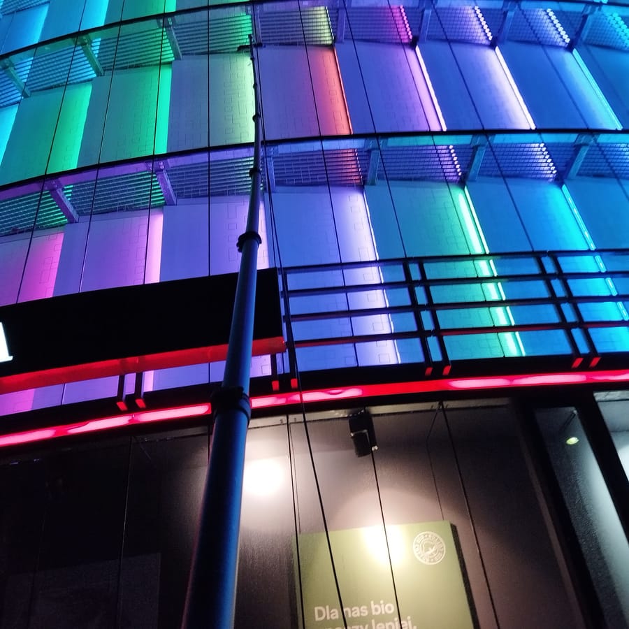 Kolorowa iluminowana fasada galerii handlowej