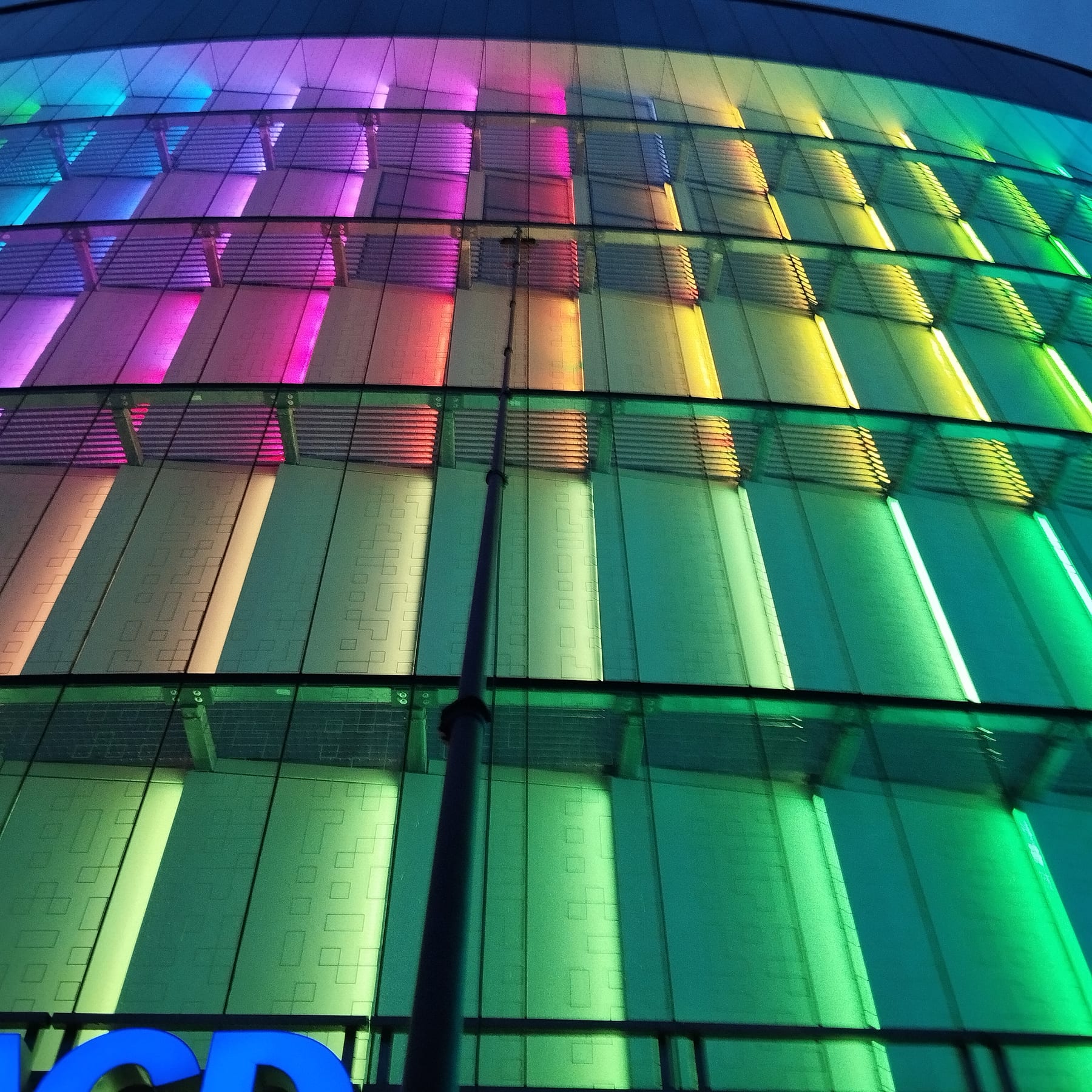 Mycie iluminowanej fasady Galerii Echo w Kielcach