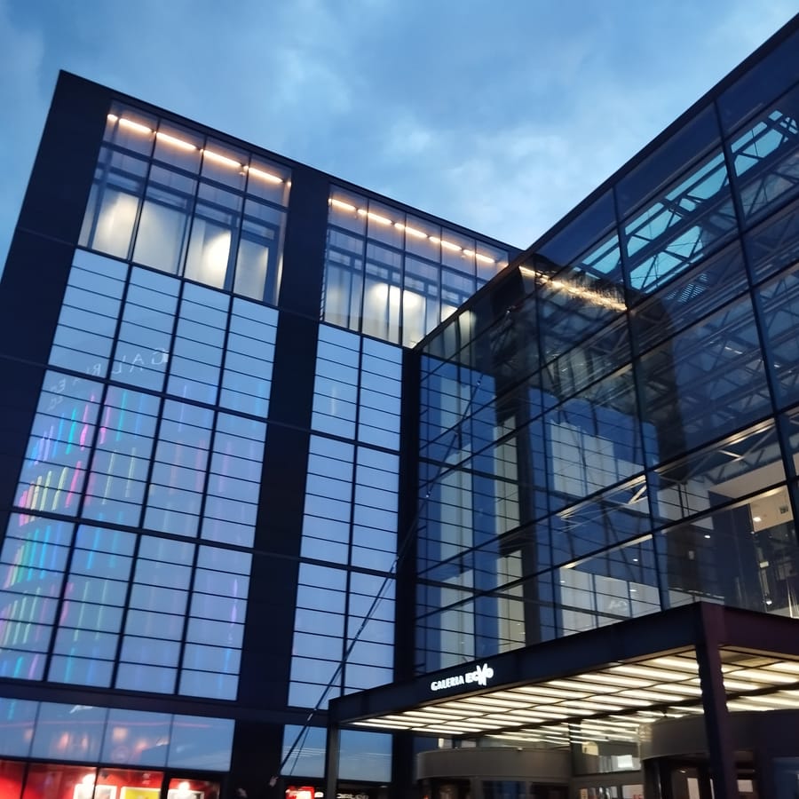 Galeria Echo Kielce o zmierzchu po wyczyszczeniu fasady