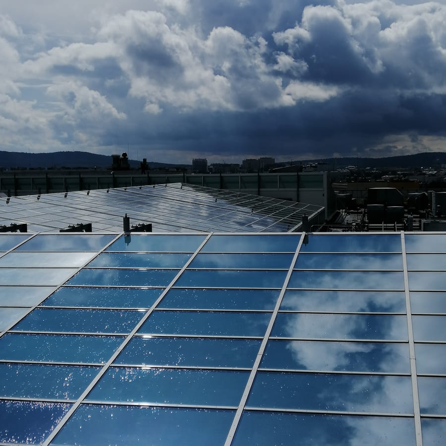 Wyczyszczony szklany dach z odbiciem chmur