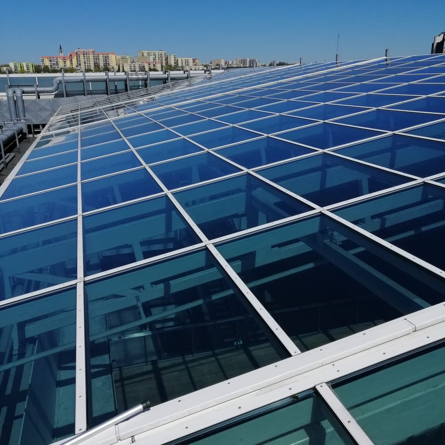 Mycie szklanego dachu galerii handlowej w Kielcach