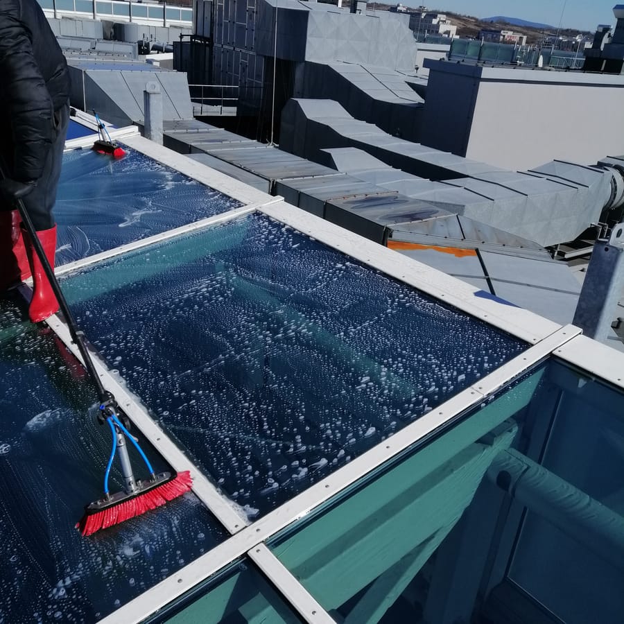 Pianka czyszcząca na szklanym dachu