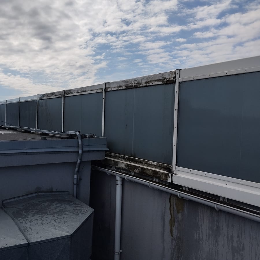 Konstrukcja dachowa wymagająca specjalistycznego dostępu