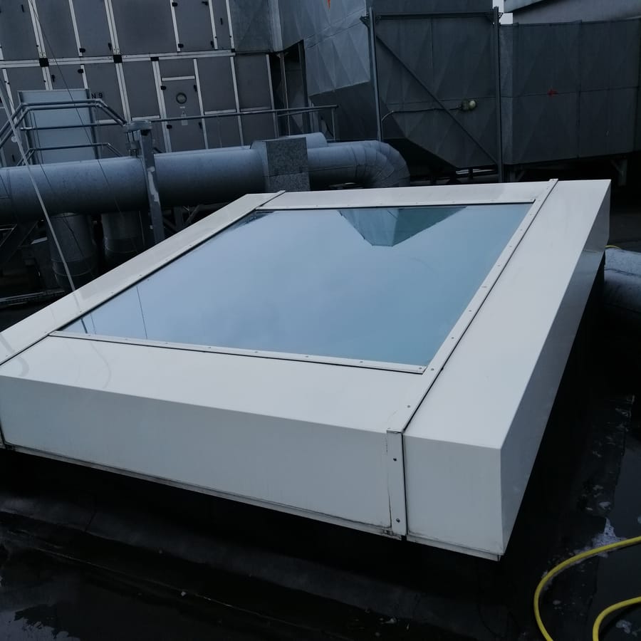 Świetlik dachowy — porównanie przed i po profesjonalnym czyszczeniu