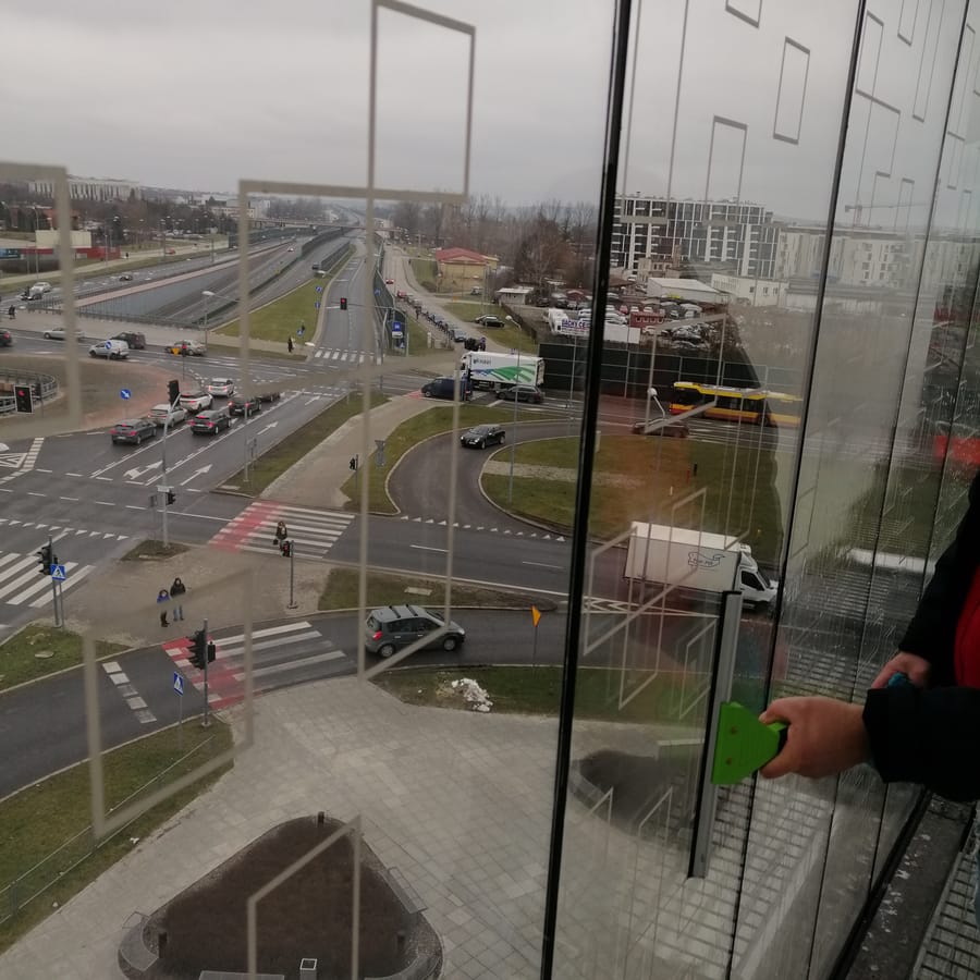 Mycie szyb od wewnątrz — widok na rondo