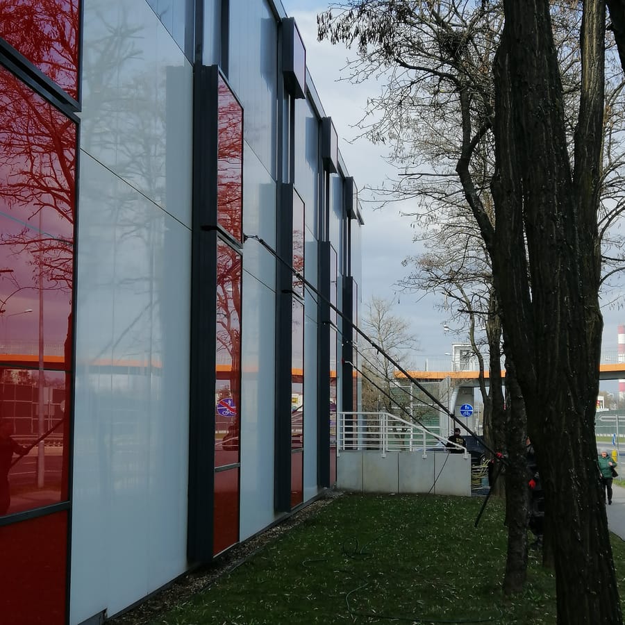 Czysta szklana fasada pawilonu handlowego