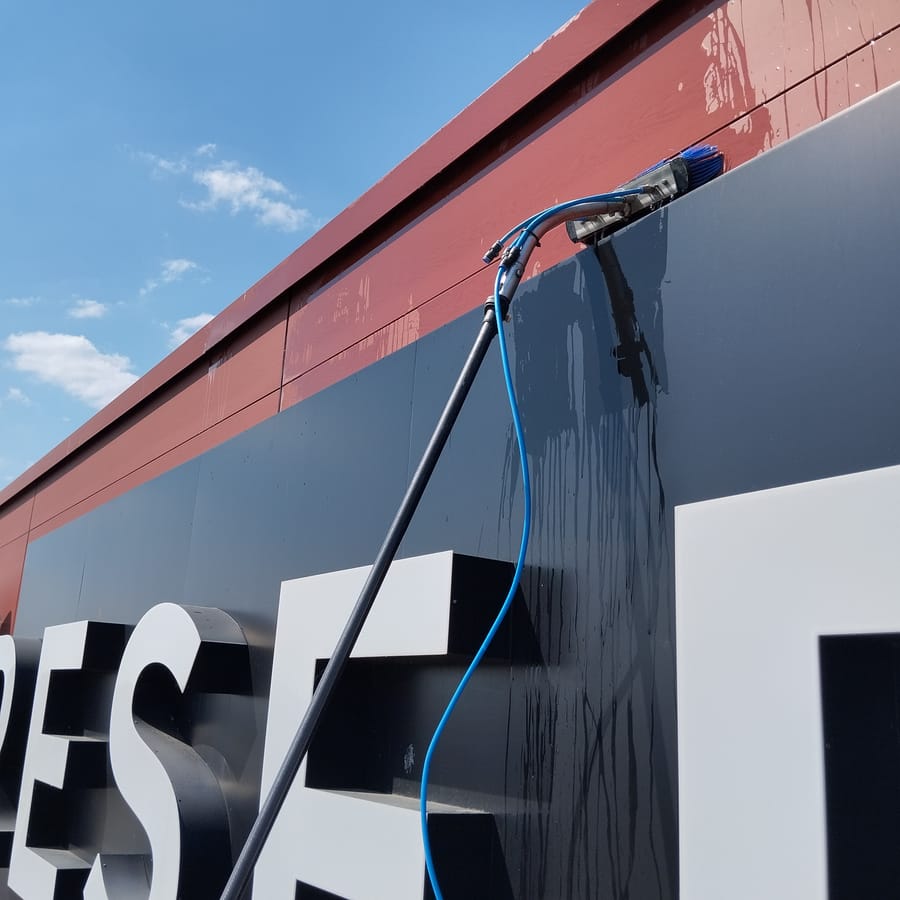 Mycie szyldu i fasady sklepu sieciowego