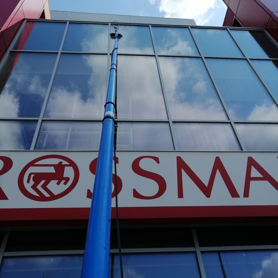 Mycie fasady sklepu Rossmann tyczką teleskopową